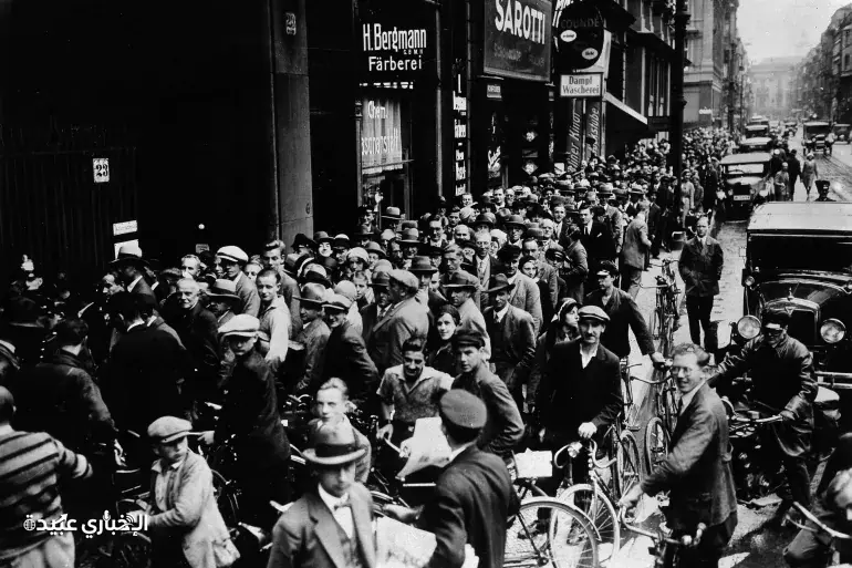 مجموعة خارج مكتب بريد برلين وقت الأزمة المالية التي أعقبت انهيار بنك دارمشتات الوطني 1931 
