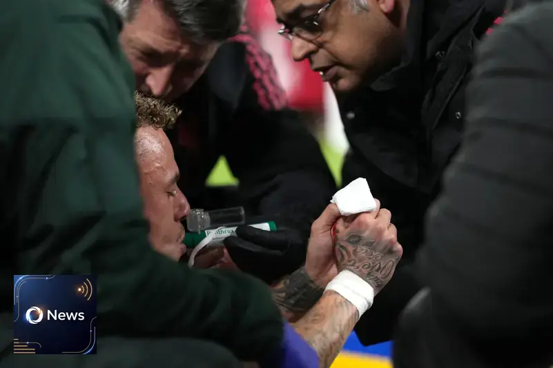 اللاعب الهولندي نوا لانغ  وهو مع الطاقم الطبي